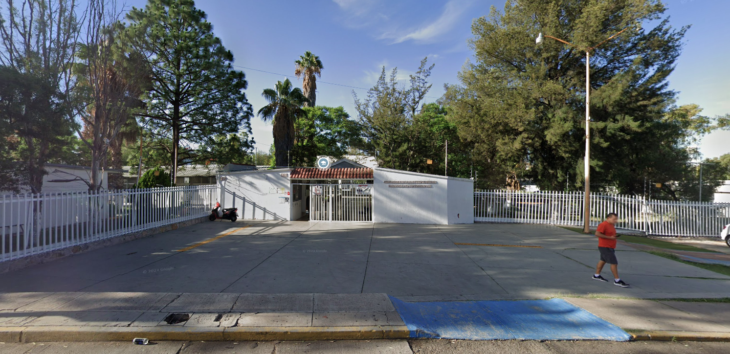 Fotografía donde se muestra la entrada del plantel conformada por dos paredes y una reja entreabierta por donde se puede ingresar, toda la fachada es color blanco. En una de las paredes dice CENTRO DE ESTUDIOS TECNOLÓGICOS INDUSTRIAL Y DE SERVICIO NÚMERO 155 en letras grandes.